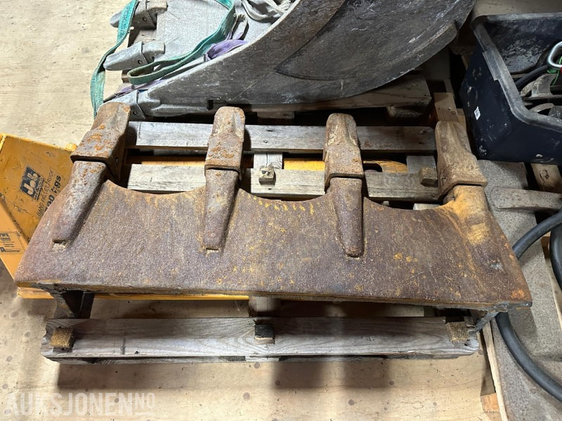 Gjerstad skjær med tannsystem – passer ca. 1300 L skuff – Selges som det står - Accessoire pour Engins de chantier: photos 1 Gjerstad skjær med tannsystem – passer ca. 1300 L skuff – Selges som det står - Accessoire pour Engins de chantier: photos 1