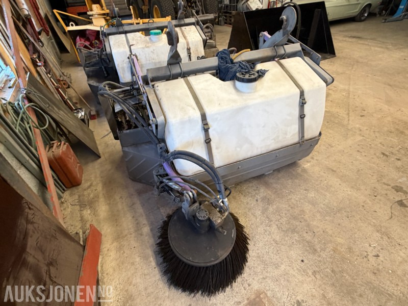 Holms 300/2,2 feiekost med vanntank MED BM FESTE - Accessoire pour Engins de chantier: photos 5 Holms 300/2,2 feiekost med vanntank MED BM FESTE - Accessoire pour Engins de chantier: photos 5