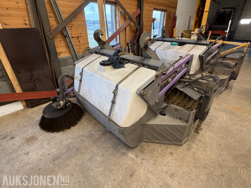 Holms 300/2,2 feiekost med vanntank MED BM FESTE - Accessoire pour Engins de chantier: photos 1 Holms 300/2,2 feiekost med vanntank MED BM FESTE - Accessoire pour Engins de chantier: photos 1