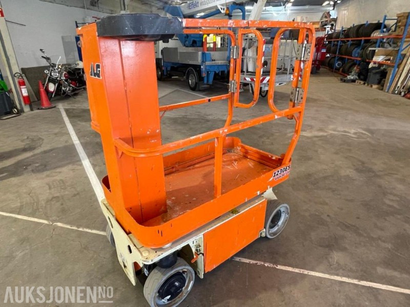 JLG 1230ES - 5,5m Mastelift. 2181 timer. - Nacelle: photos 1 JLG 1230ES - 5,5m Mastelift. 2181 timer. - Nacelle: photos 1