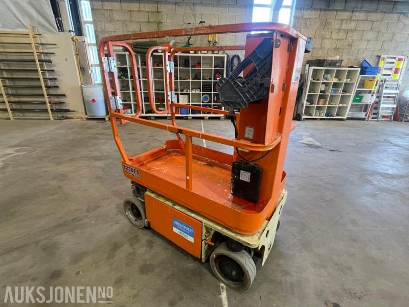 JLG 1230ES - 5,5m Mastelift. 2181 timer. - Nacelle: photos 2 JLG 1230ES - 5,5m Mastelift. 2181 timer. - Nacelle: photos 2