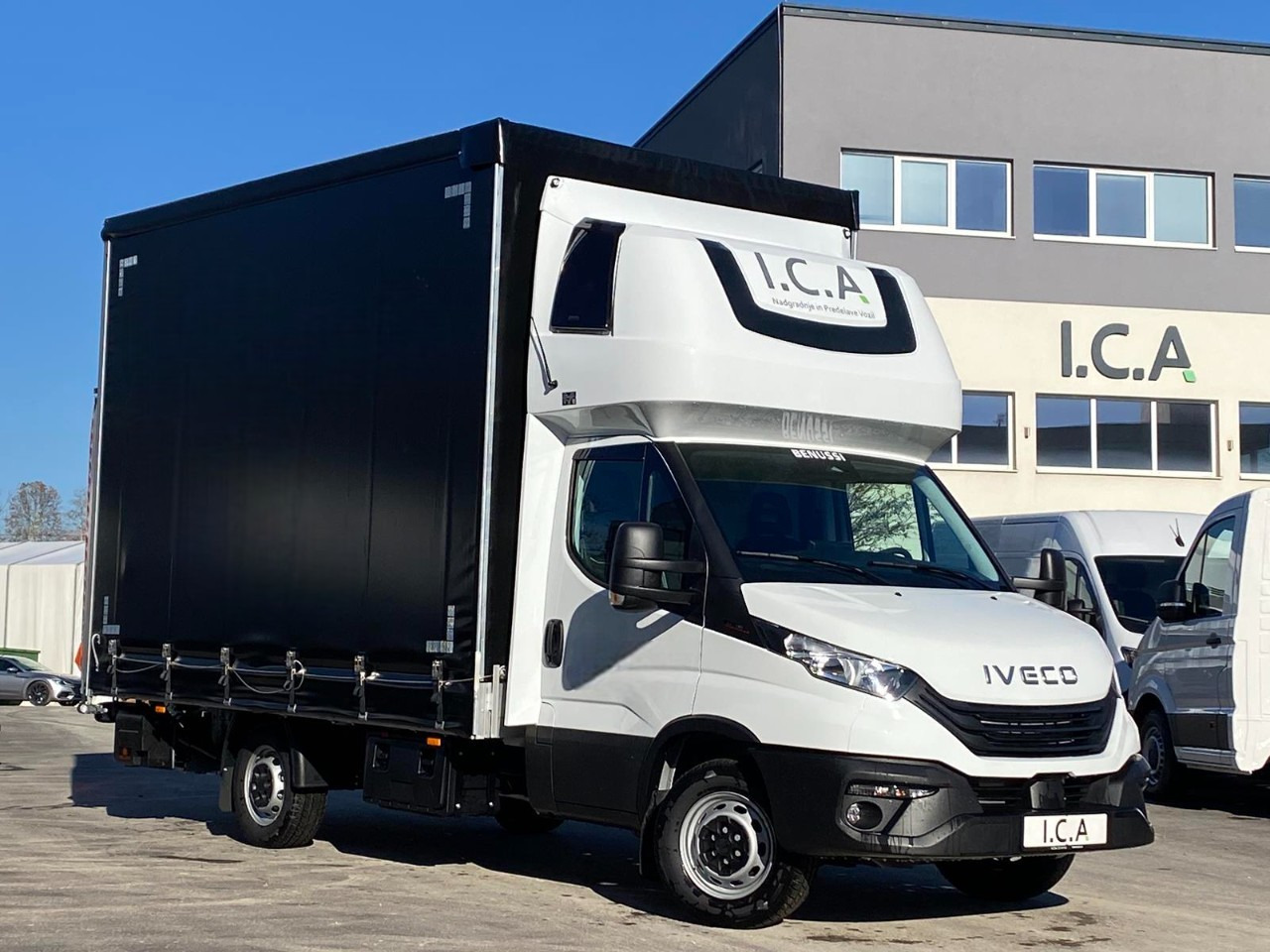 IVECO DAILY 35S18HP D30C | PRITSCHE PLANE + SCHLAFKABINE + LADERAMPE - Véhicule utilitaire plateau baché: photos 1 IVECO DAILY 35S18HP D30C | PRITSCHE PLANE + SCHLAFKABINE + LADERAMPE - Véhicule utilitaire plateau baché: photos 1