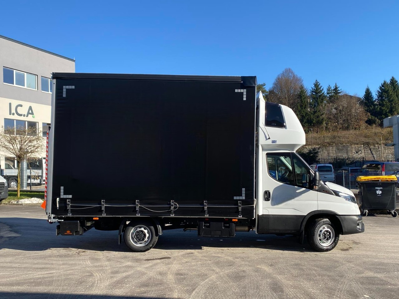 IVECO DAILY 35S18HP D30C | PRITSCHE PLANE + SCHLAFKABINE + LADERAMPE - Véhicule utilitaire plateau baché: photos 2 IVECO DAILY 35S18HP D30C | PRITSCHE PLANE + SCHLAFKABINE + LADERAMPE - Véhicule utilitaire plateau baché: photos 2