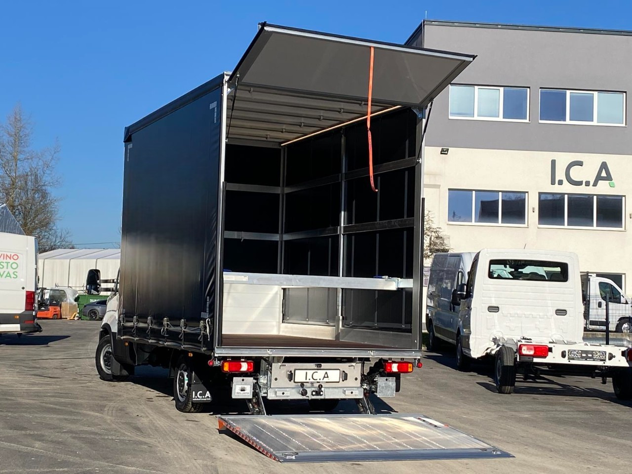 IVECO DAILY 35S18HP D30C | PRITSCHE PLANE + SCHLAFKABINE + LADERAMPE - Véhicule utilitaire plateau baché: photos 4 IVECO DAILY 35S18HP D30C | PRITSCHE PLANE + SCHLAFKABINE + LADERAMPE - Véhicule utilitaire plateau baché: photos 4