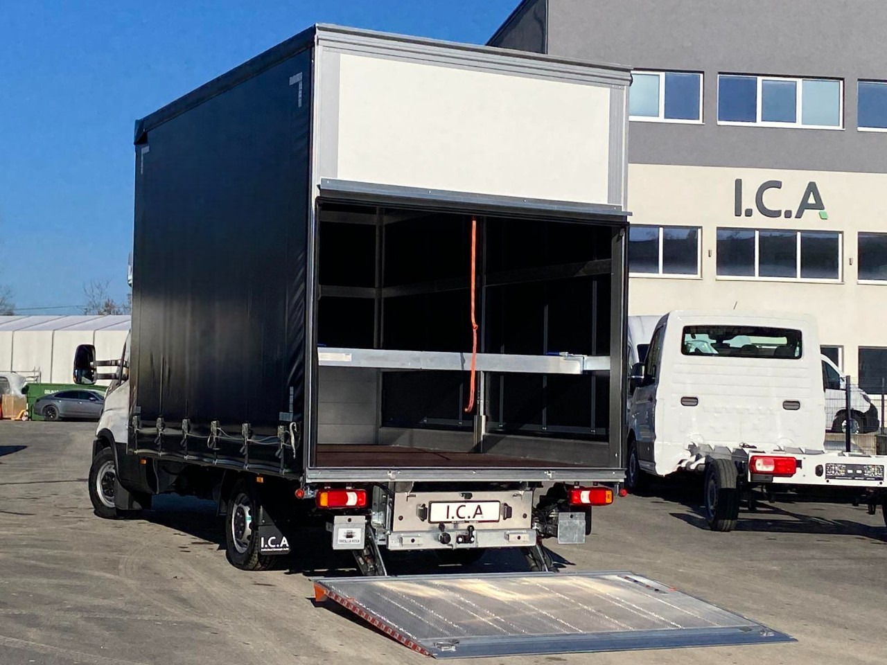 IVECO DAILY 35S18HP D30C | PRITSCHE PLANE + SCHLAFKABINE + LADERAMPE - Véhicule utilitaire plateau baché: photos 5 IVECO DAILY 35S18HP D30C | PRITSCHE PLANE + SCHLAFKABINE + LADERAMPE - Véhicule utilitaire plateau baché: photos 5