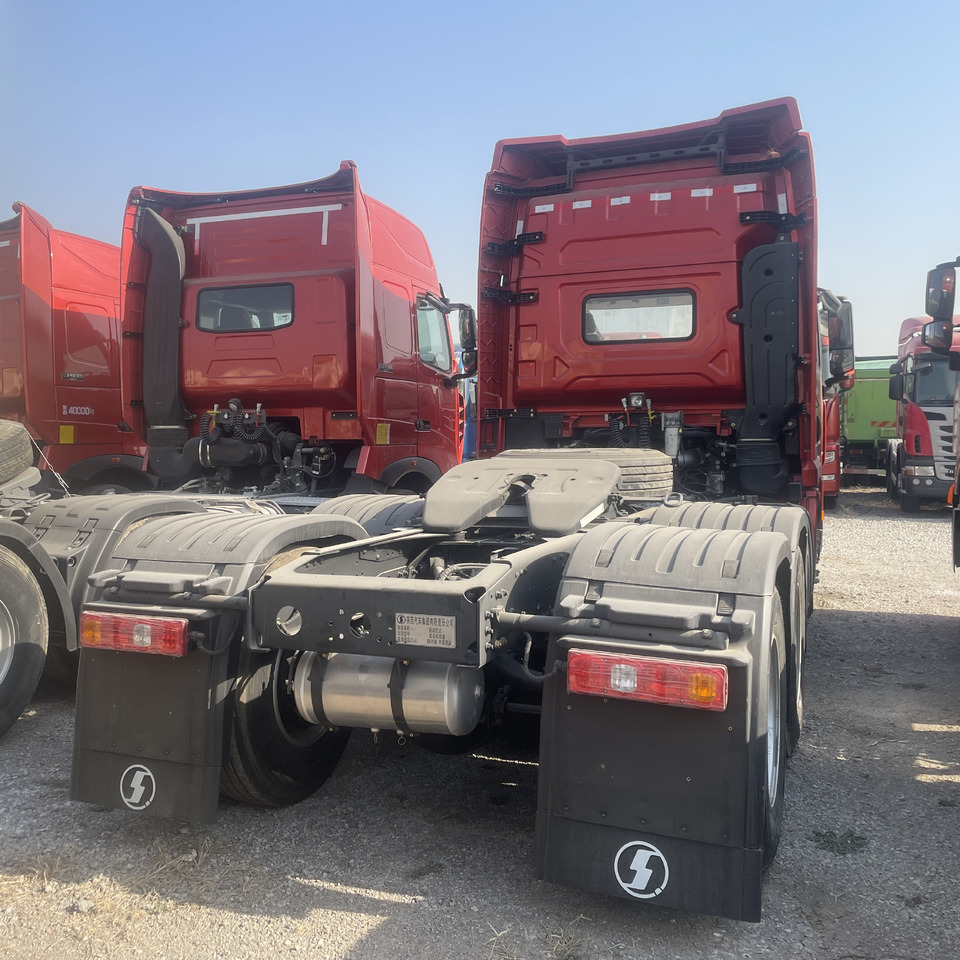 Shacman Slightly Used X3000 X5000 (6*4) Semi Truck Head Tractor Head Tipper Head - Tracteur routier: photos 5 Shacman Slightly Used X3000 X5000 (6*4) Semi Truck Head Tractor Head Tipper Head - Tracteur routier: photos 5