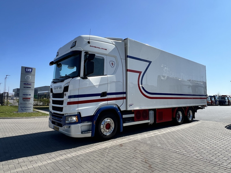Scania S450 6x2 koelwagen Retarder / Dhollandia / Bloenenmaat - Camion frigorifique: photos 1 Scania S450 6x2 koelwagen Retarder / Dhollandia / Bloenenmaat - Camion frigorifique: photos 1