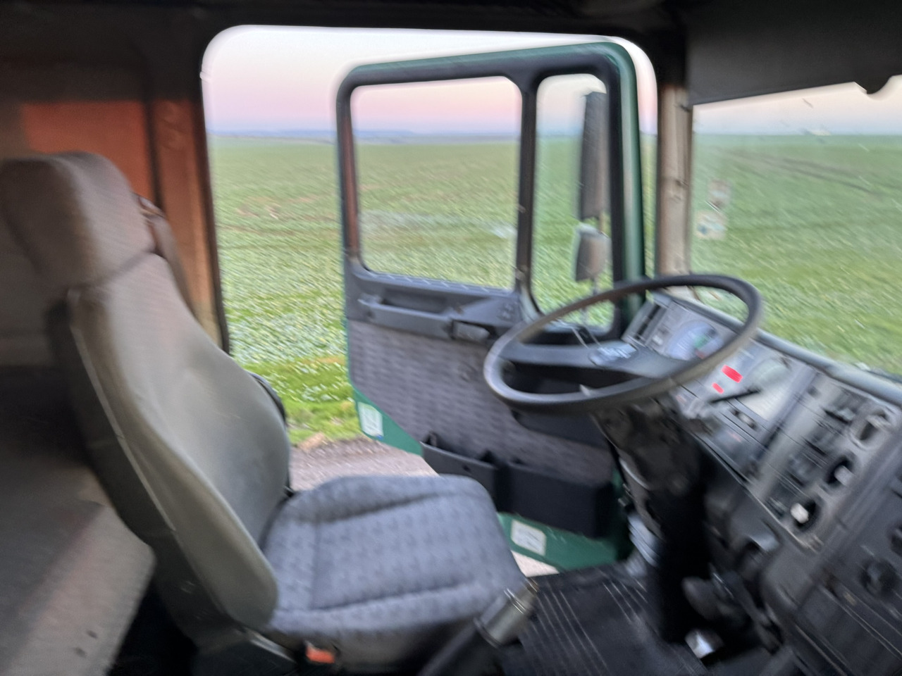 MAN 26 414 6x4 KIPPER L2000 Euro3 Manual Injection Pomp - Camion: photos 3 MAN 26 414 6x4 KIPPER L2000 Euro3 Manual Injection Pomp - Camion: photos 3