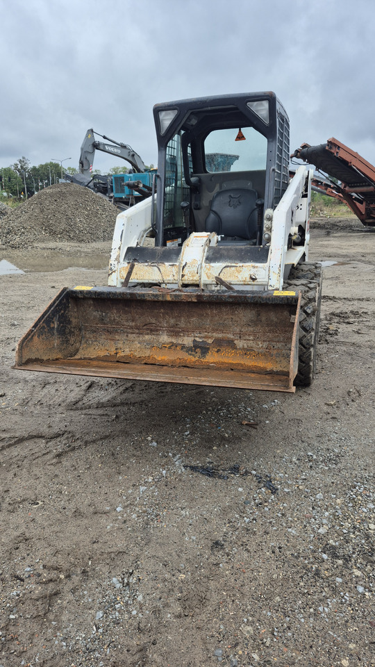 BOBCAT S130 - Mini chargeuse: photos 3 BOBCAT S130 - Mini chargeuse: photos 3