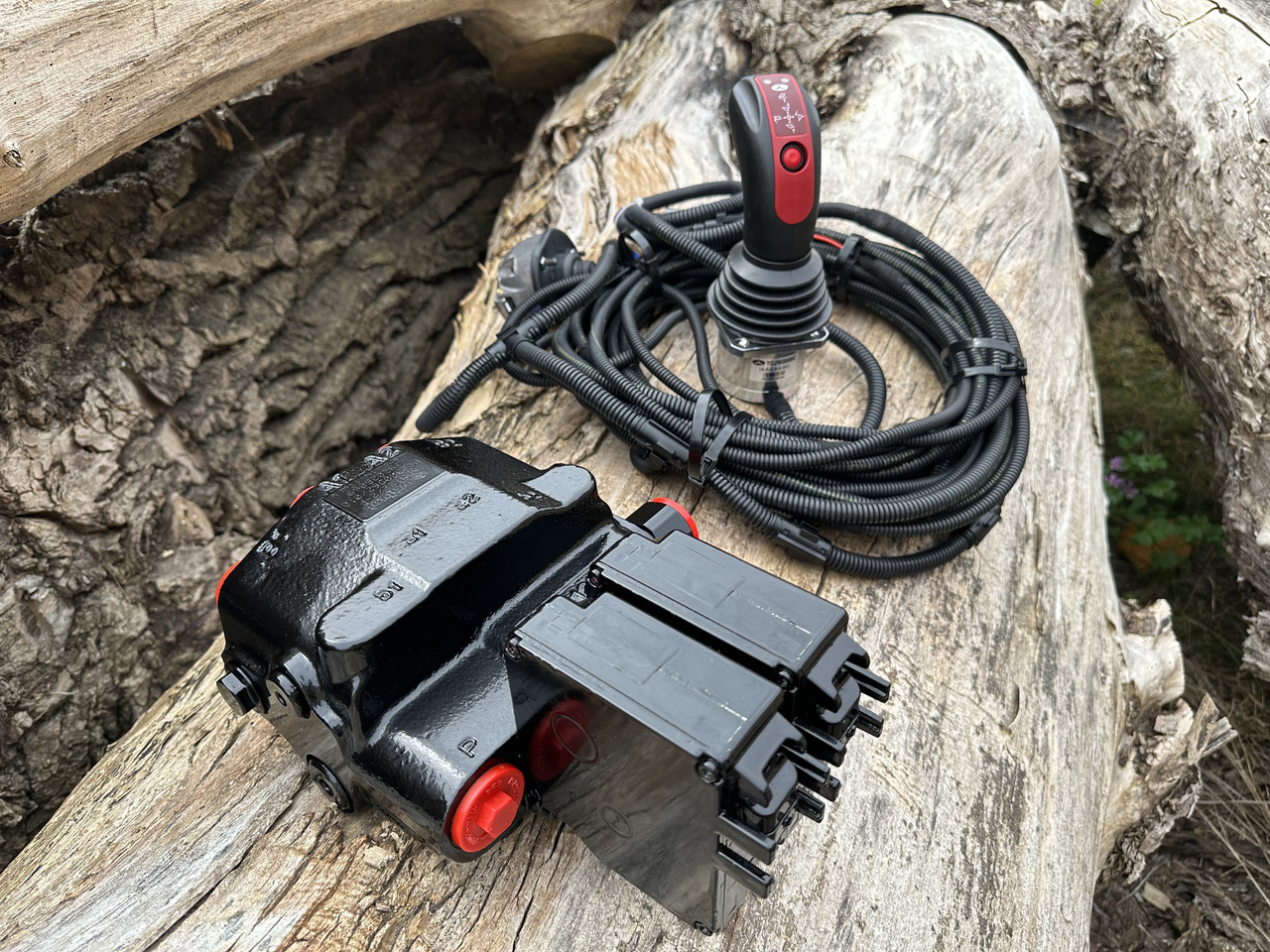 Walvoil SDM/DLM Allis-Chalmers, Case IH Magnum, Fiat, Ford - Chargeur frontal pour tracteur pour Chargeur frontal pour tracteur: photos 1 Walvoil SDM/DLM Allis-Chalmers, Case IH Magnum, Fiat, Ford - Chargeur frontal pour tracteur pour Chargeur frontal pour tracteur: photos 1