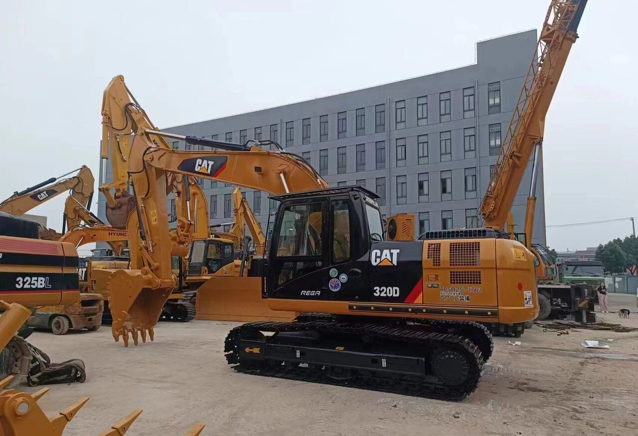 Caterpillar 320D - Pelle sur pneus: photos 1 Caterpillar 320D - Pelle sur pneus: photos 1
