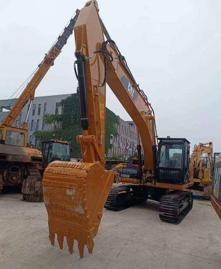 Caterpillar 320D - Pelle sur pneus: photos 3 Caterpillar 320D - Pelle sur pneus: photos 3