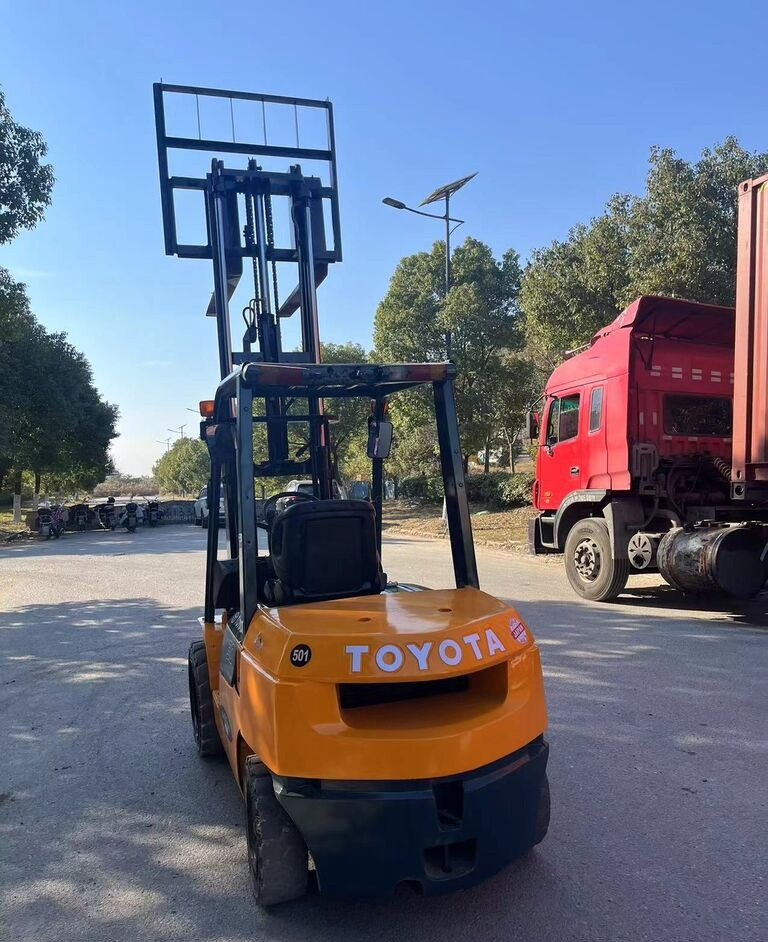 Toyota Made in Japan 7FD30 3ton 5ton 7FD50 for sale - Chariot élévateur diesel: photos 4 Toyota Made in Japan 7FD30 3ton 5ton 7FD50 for sale - Chariot élévateur diesel: photos 4