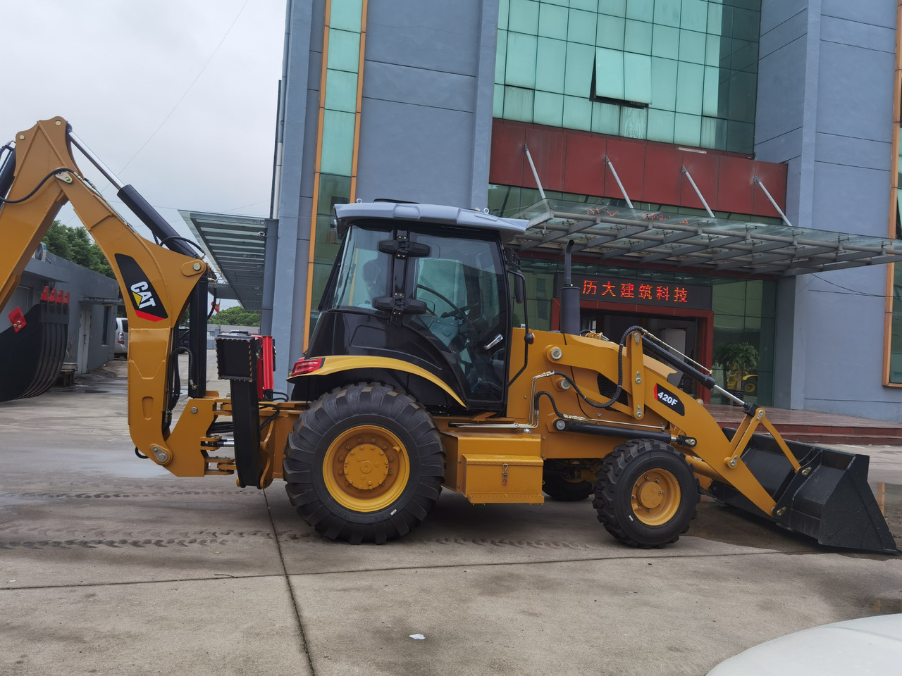 CAT 420F Backhoe Loader - Tractopelle: photos 4 CAT 420F Backhoe Loader - Tractopelle: photos 4