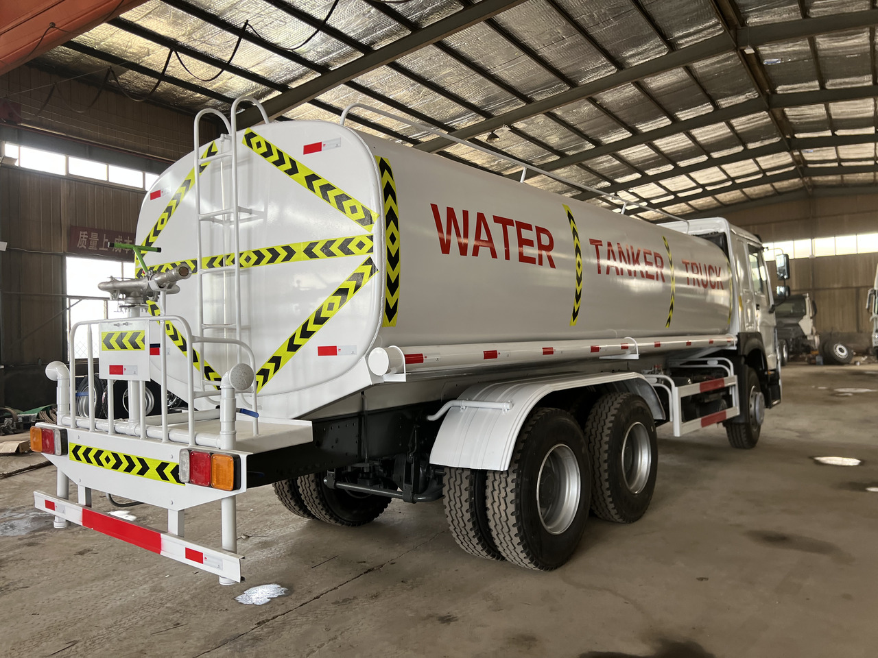 HOWO used water tank truck - Camion citerne: photos 3 HOWO used water tank truck - Camion citerne: photos 3