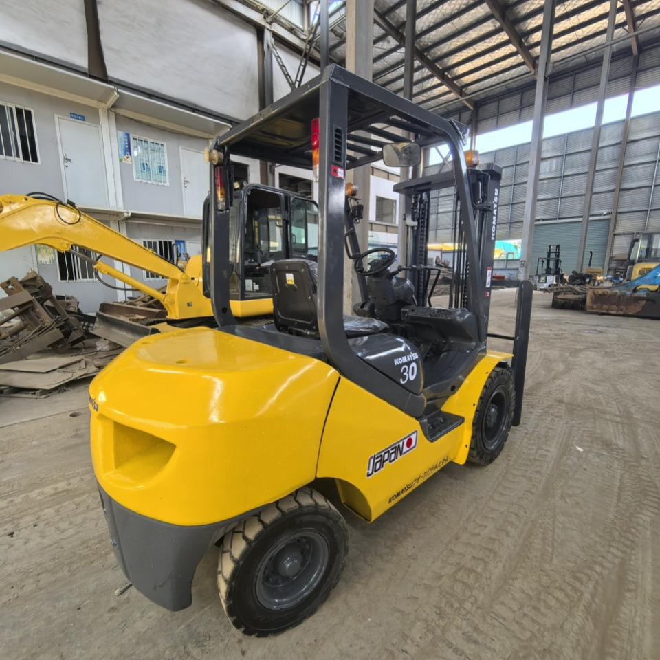 Komatsu FD30 Forklift - Chariot élévateur diesel: photos 3 Komatsu FD30 Forklift - Chariot élévateur diesel: photos 3