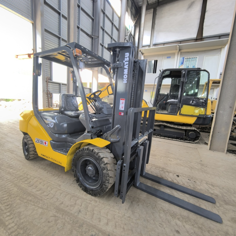 Komatsu FD30 Forklift - Chariot élévateur diesel: photos 2 Komatsu FD30 Forklift - Chariot élévateur diesel: photos 2
