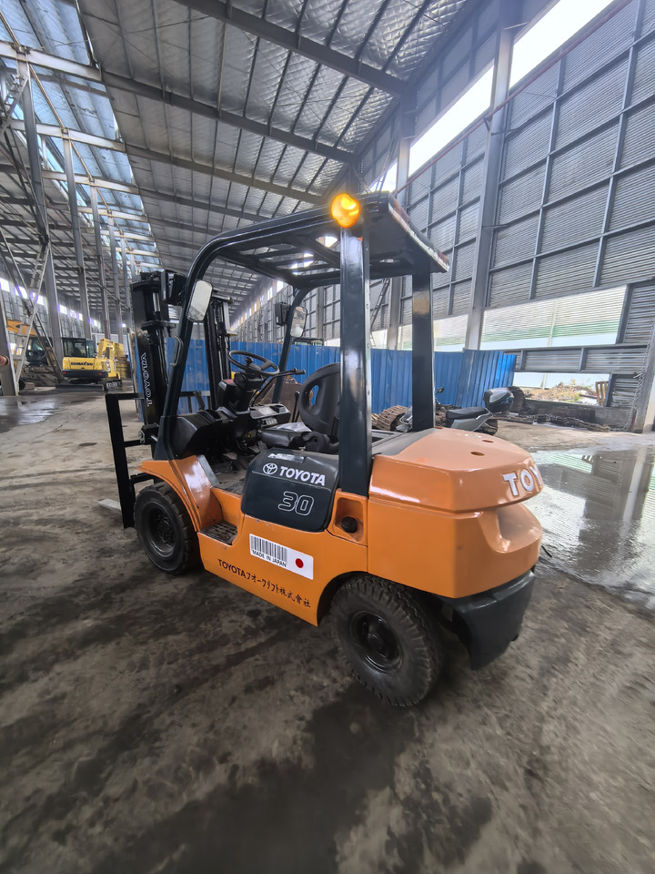 Toyota FD30 forklift - Chariot élévateur diesel: photos 5 Toyota FD30 forklift - Chariot élévateur diesel: photos 5