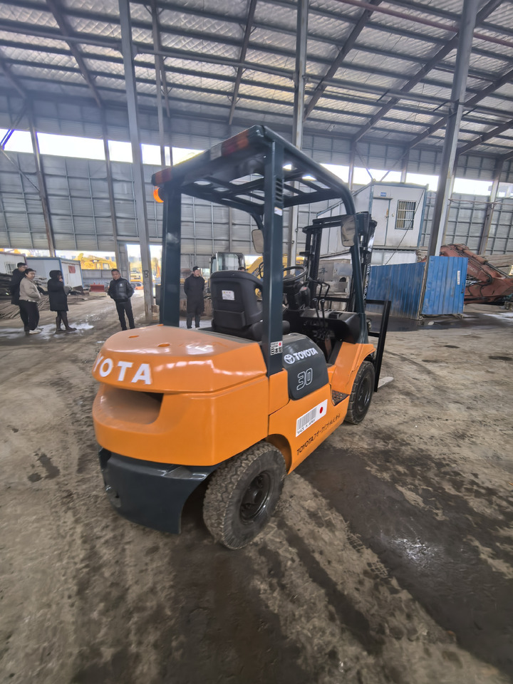 Used Toyota FD30 forklift - Chariot élévateur diesel: photos 3 Used Toyota FD30 forklift - Chariot élévateur diesel: photos 3