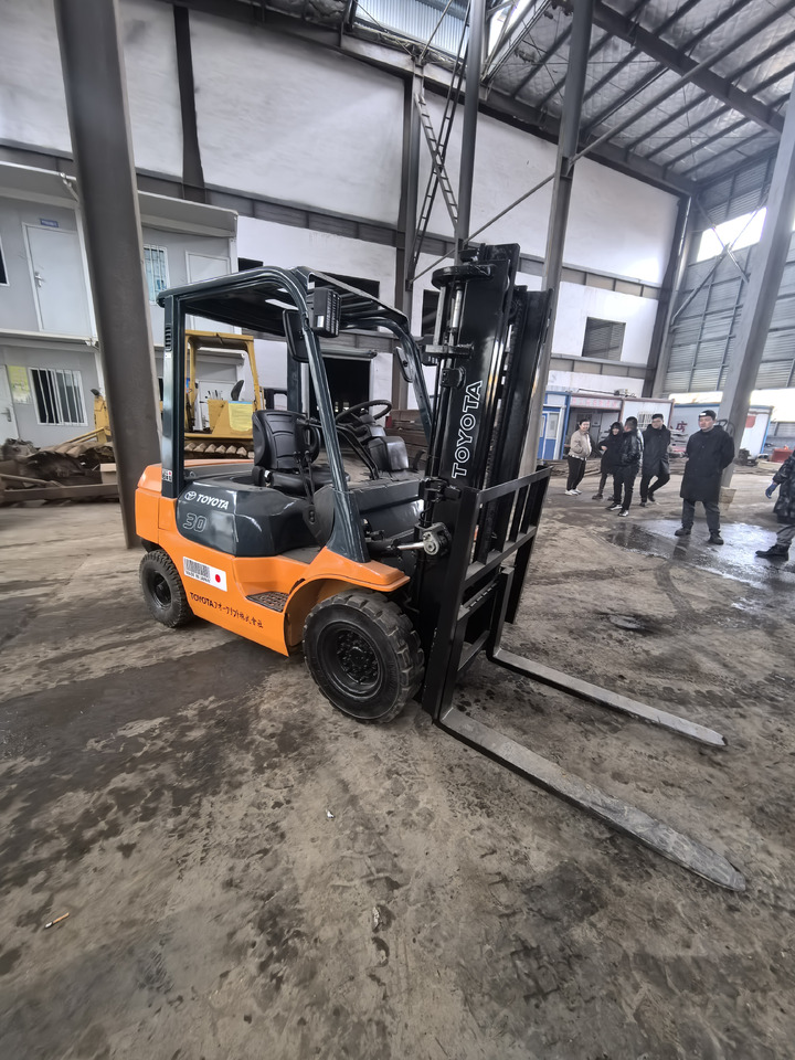 Used Toyota FD30 forklift - Chariot élévateur diesel: photos 1 Used Toyota FD30 forklift - Chariot élévateur diesel: photos 1
