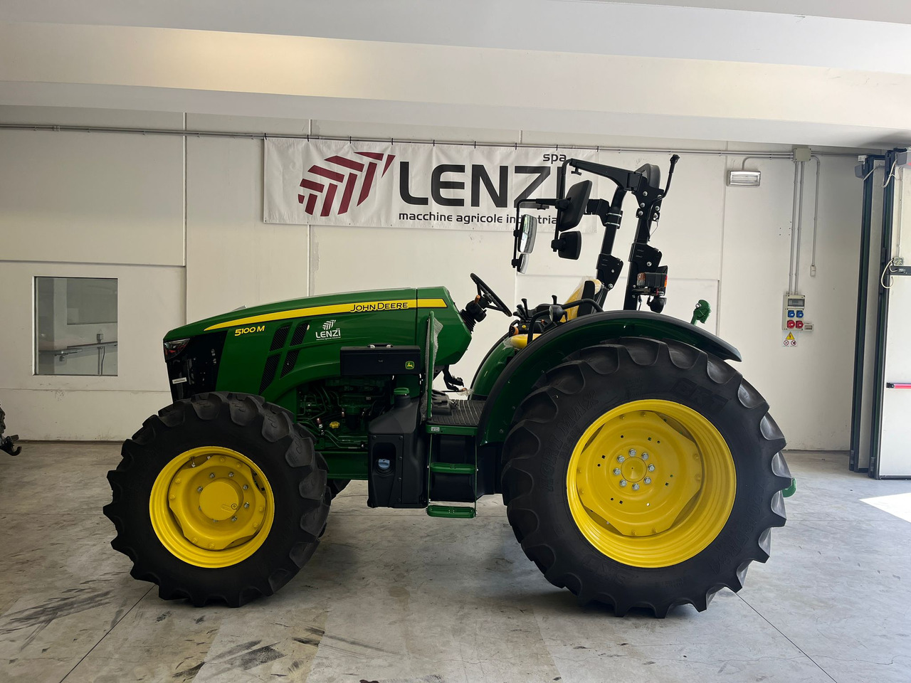 JOHN DEERE 5100 M - Tracteur agricole: photos 1 JOHN DEERE 5100 M - Tracteur agricole: photos 1