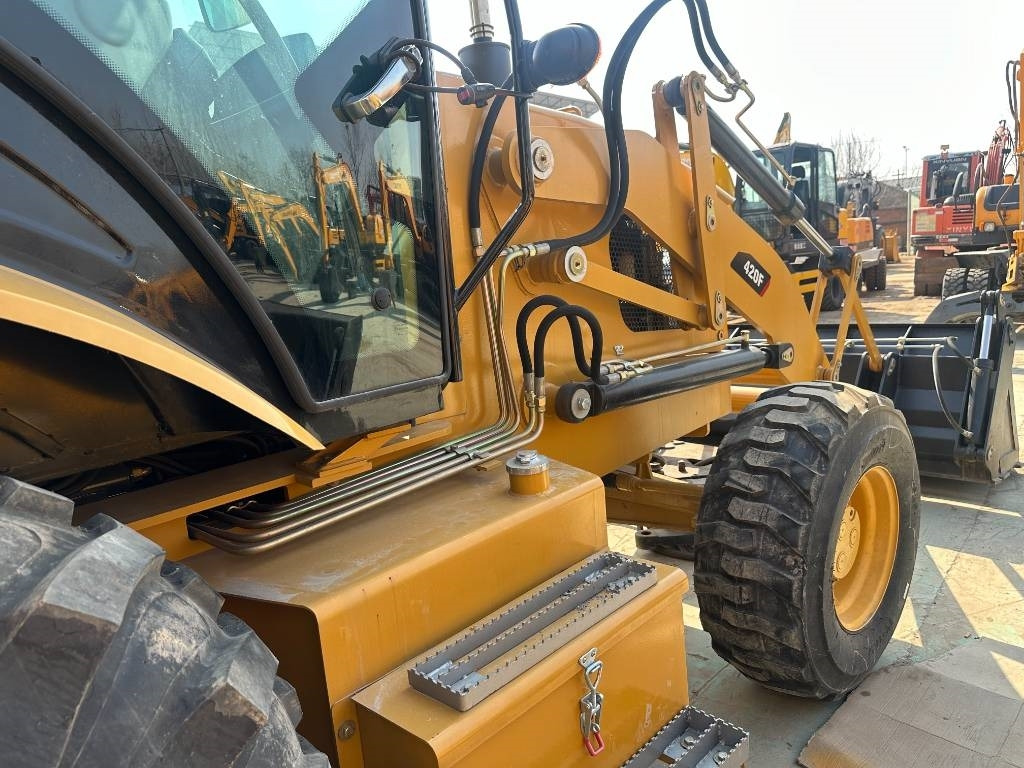 Tractopelle CAT 420 F ST: photos 9