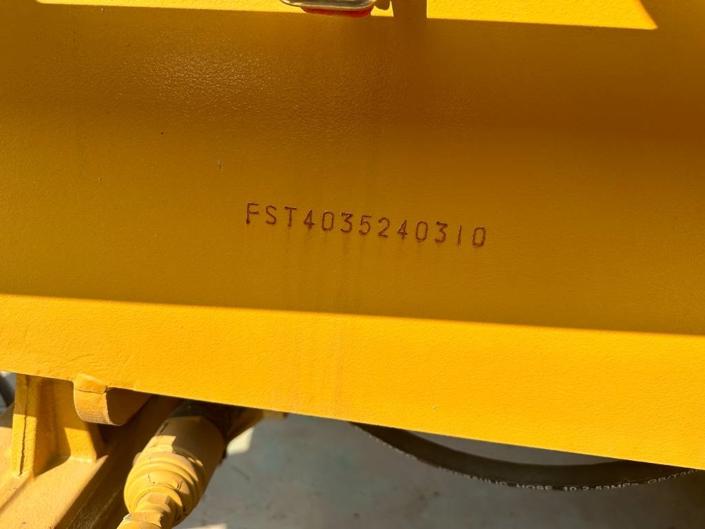 Tractopelle CAT 420 F ST: photos 18