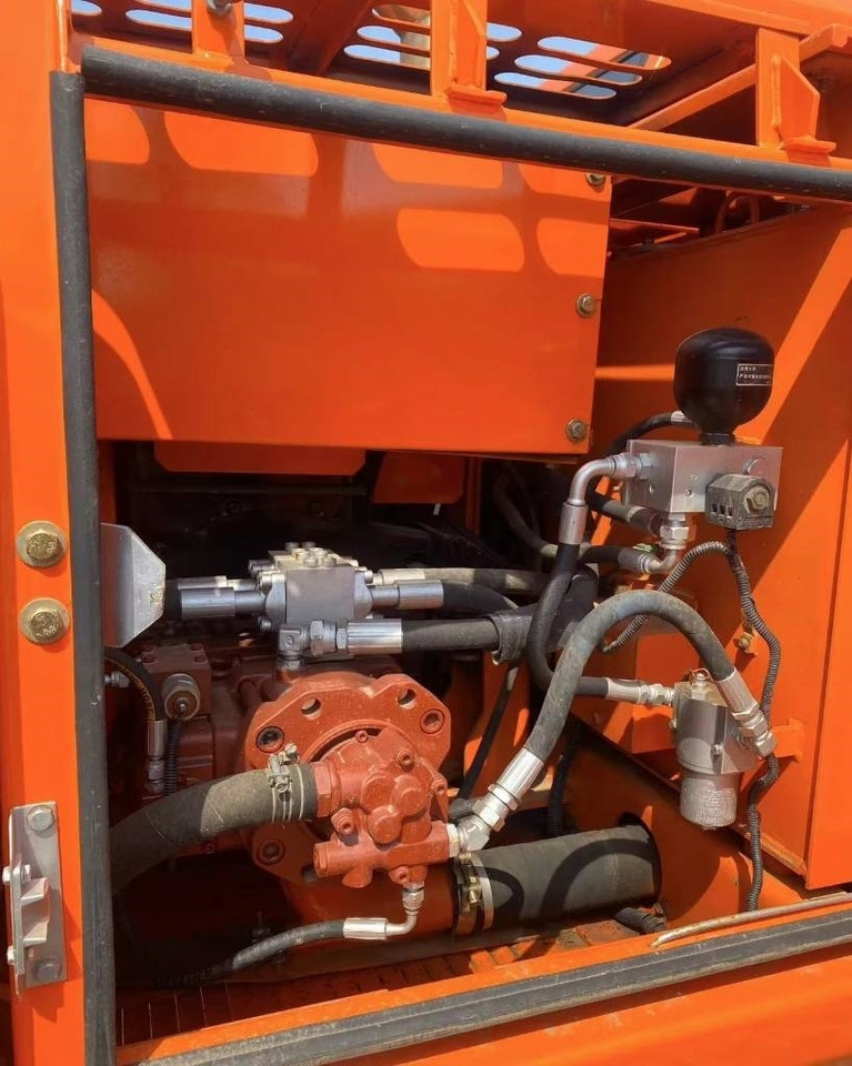Doosan 150 - Pelle sur chenille: photos 3 Doosan 150 - Pelle sur chenille: photos 3