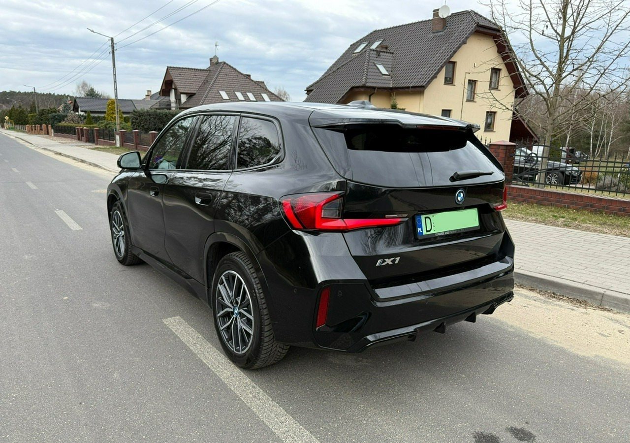 BMW X1 iX1 iX1 xDrive30 313KM M-Sport H/K Panorama AdaptiveLed Masaże Kam360 - Voiture: photos 3 BMW X1 iX1 iX1 xDrive30 313KM M-Sport H/K Panorama AdaptiveLed Masaże Kam360 - Voiture: photos 3