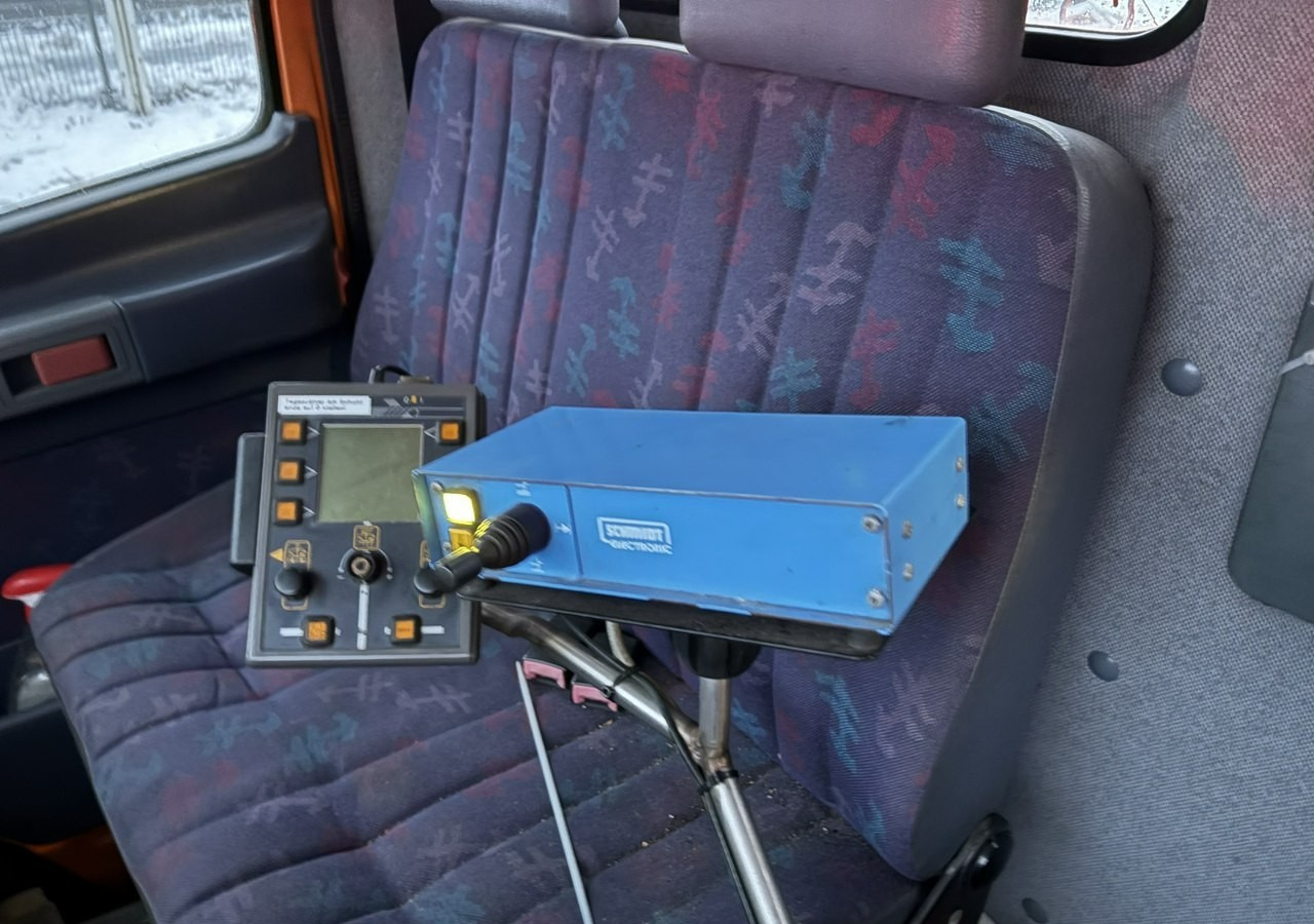 Mercedes-Benz Inny Mercedes-Benz Mercedes Vario 815 Wywrotka 4X4 2004 Pług posypywarka odśnieżarka - Engin de déneigement: photos 4 Mercedes-Benz Inny Mercedes-Benz Mercedes Vario 815 Wywrotka 4X4 2004 Pług posypywarka odśnieżarka - Engin de déneigement: photos 4