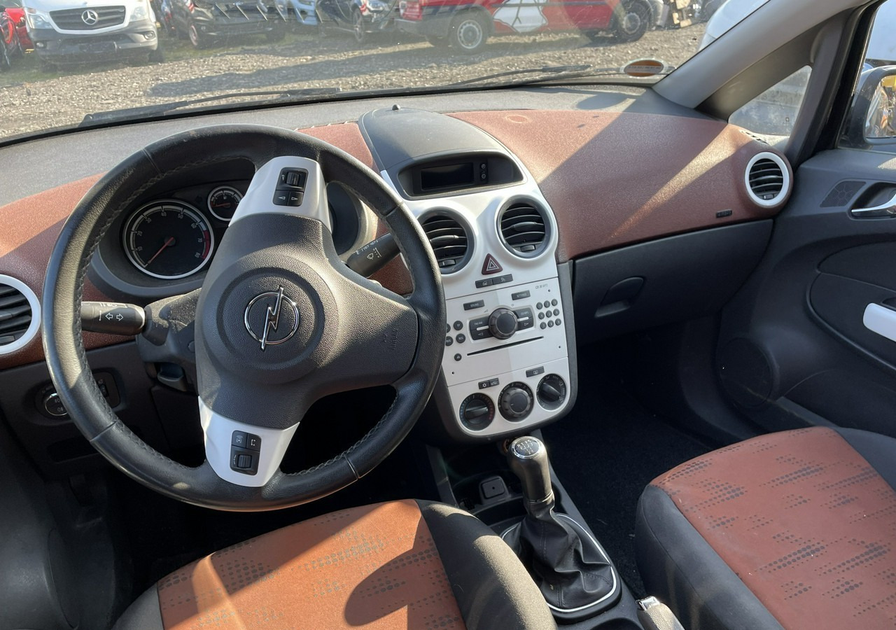 Opel Corsa D Corsa 1.4-87 KM Klima 2011 - Voiture à hayon: photos 4 Opel Corsa D Corsa 1.4-87 KM Klima 2011 - Voiture à hayon: photos 4