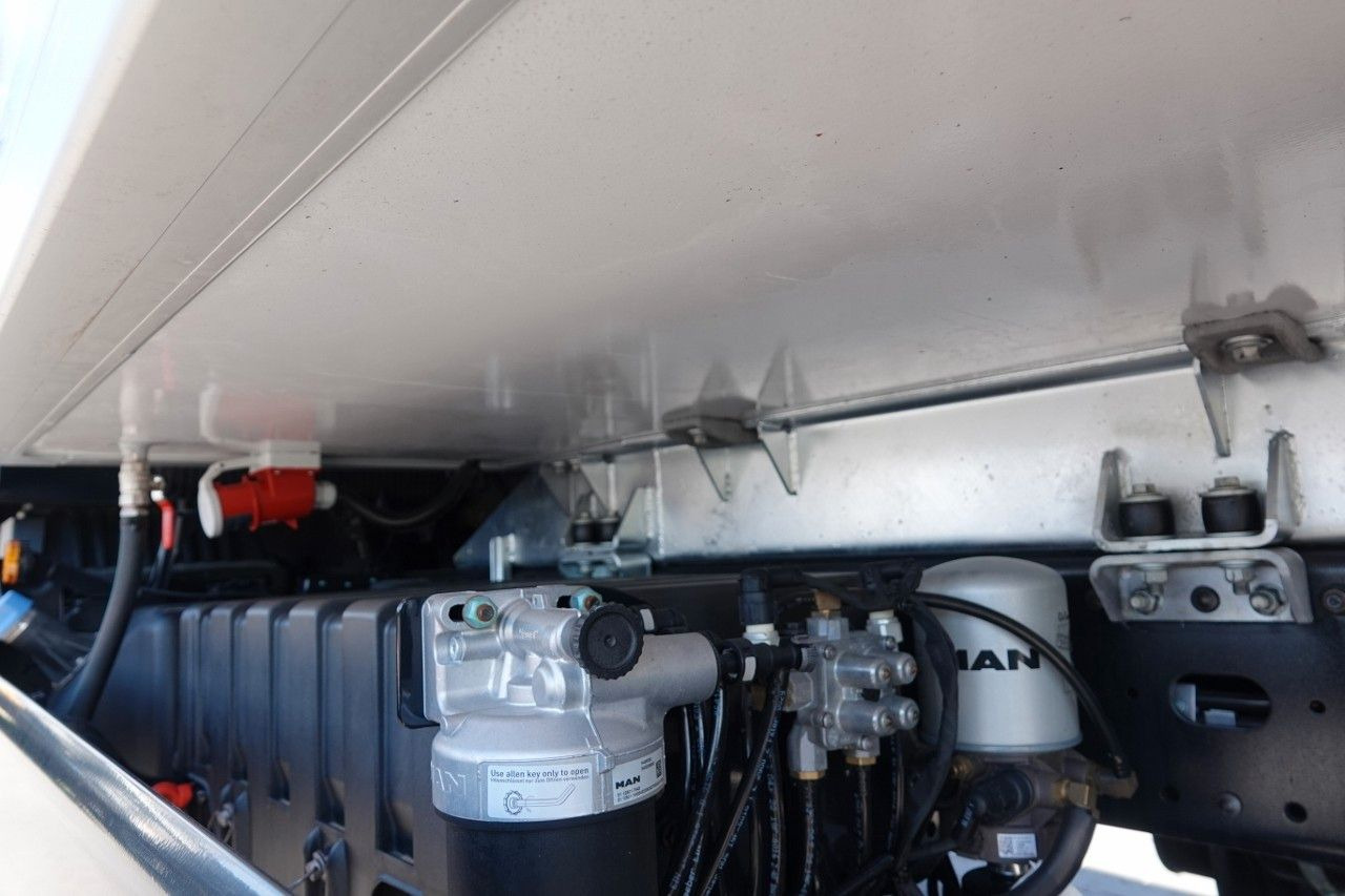 Camion fourgon MAN TGX 26.520 / 6x2 / CHŁODNIA -8,6 M / AGREGAT THE: photos 8 Camion fourgon MAN TGX 26.520 / 6x2 / CHŁODNIA -8,6 M / AGREGAT THE: photos 8