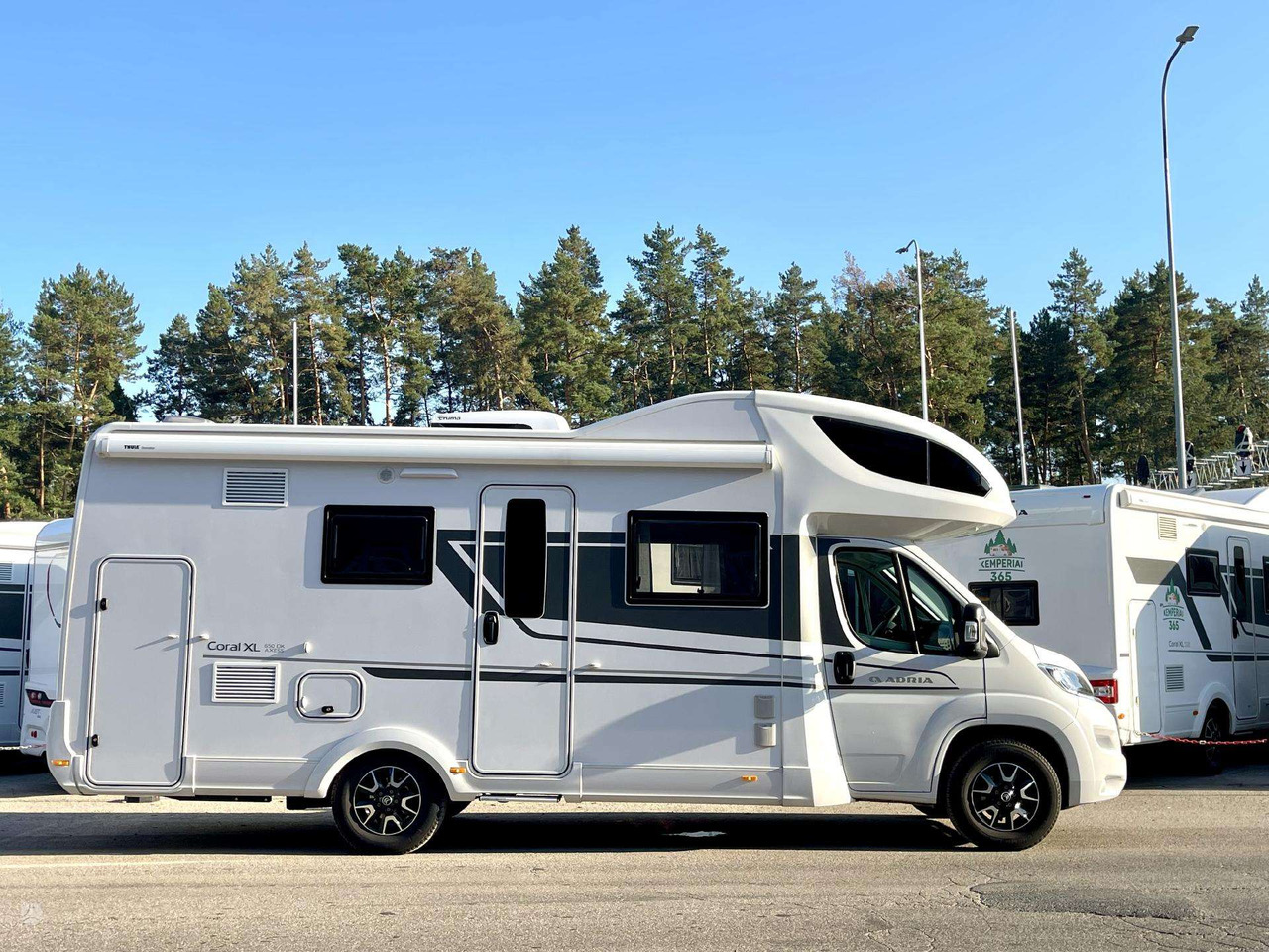 Adria Coral XL 650DK - Camping-car capucine: photos 2 Adria Coral XL 650DK - Camping-car capucine: photos 2