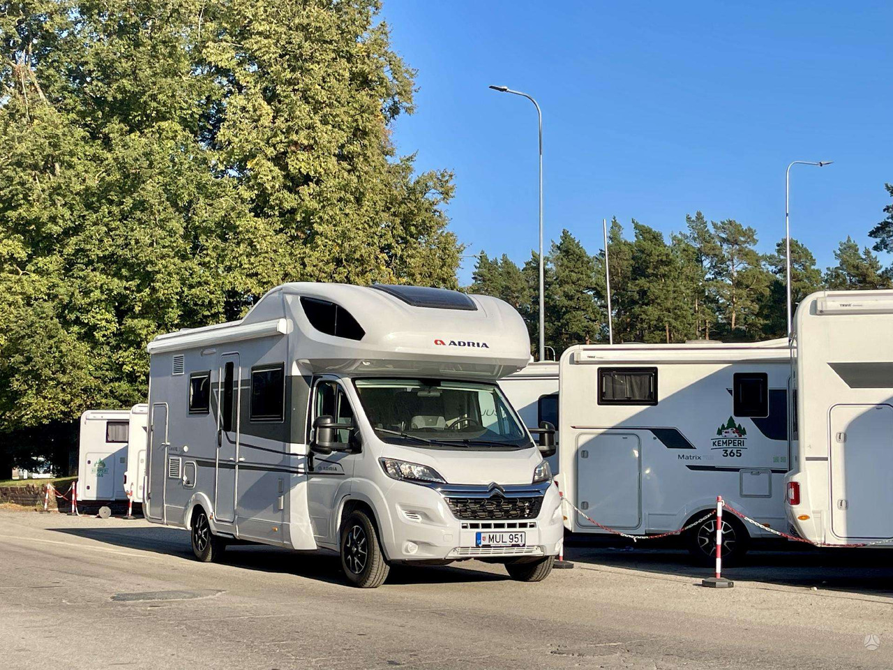 Adria Coral XL 650DK - Camping-car capucine: photos 1 Adria Coral XL 650DK - Camping-car capucine: photos 1