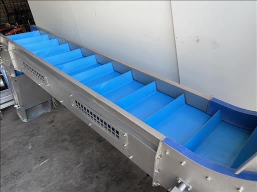 NNP Flighted elevator conveyor - Convoyeur: photos 3 NNP Flighted elevator conveyor - Convoyeur: photos 3