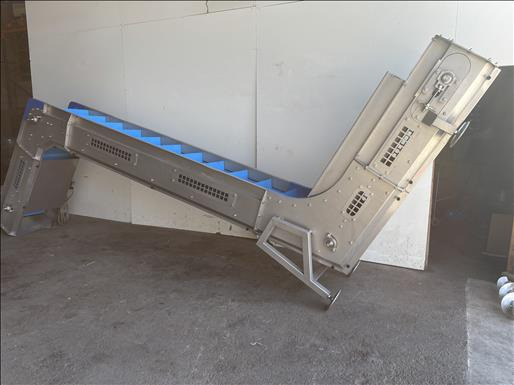 NNP Flighted elevator conveyor - Convoyeur: photos 2 NNP Flighted elevator conveyor - Convoyeur: photos 2