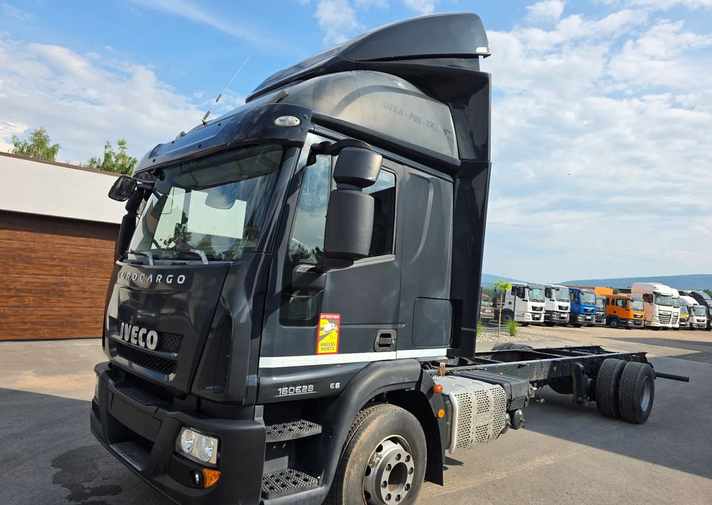 Iveco EUROCARGO 160E28 RAMA DO ZABUDOWY/ LAWETA / MANUAL / - Camion à rideaux coulissants: photos 1 Iveco EUROCARGO 160E28 RAMA DO ZABUDOWY/ LAWETA / MANUAL / - Camion à rideaux coulissants: photos 1