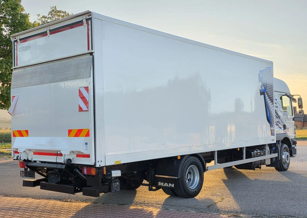 MAN TGM 15.290 / TGL / KONTENER / IZOTERMA / WINDA / KLIMA POSTOJOWA / 2019R / EURO 6 / PEŁEN SERWIS / 8200KG ŁADOWNOŚĆ / SPROWADZONY / ZADBANY / JAK NOWY / KSIĄŻKA SERWISOWA / E6 / 18 PALET - Camion fourgon: photos 4 MAN TGM 15.290 / TGL / KONTENER / IZOTERMA / WINDA / KLIMA POSTOJOWA / 2019R / EURO 6 / PEŁEN SERWIS / 8200KG ŁADOWNOŚĆ / SPROWADZONY / ZADBANY / JAK NOWY / KSIĄŻKA SERWISOWA / E6 / 18 PALET - Camion fourgon: photos 4