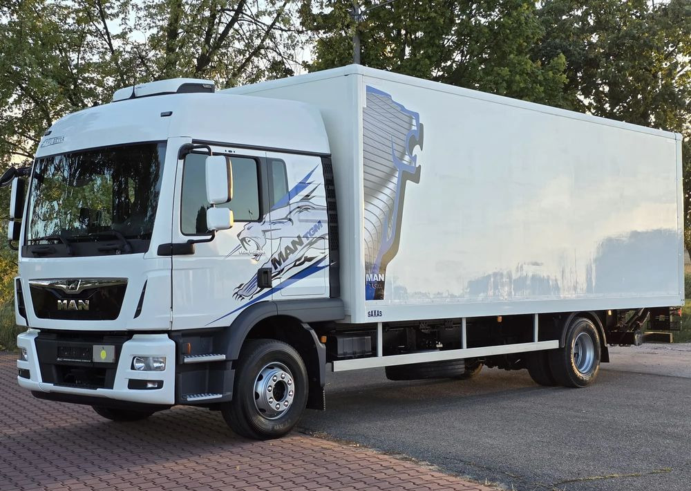 MAN TGM 15.290 / TGL / KONTENER / IZOTERMA / WINDA / KLIMA POSTOJOWA / 2019R / EURO 6 / PEŁEN SERWIS / 8200KG ŁADOWNOŚĆ / SPROWADZONY / ZADBANY / JAK NOWY / KSIĄŻKA SERWISOWA / E6 / 18 PALET - Camion fourgon: photos 1 MAN TGM 15.290 / TGL / KONTENER / IZOTERMA / WINDA / KLIMA POSTOJOWA / 2019R / EURO 6 / PEŁEN SERWIS / 8200KG ŁADOWNOŚĆ / SPROWADZONY / ZADBANY / JAK NOWY / KSIĄŻKA SERWISOWA / E6 / 18 PALET - Camion fourgon: photos 1