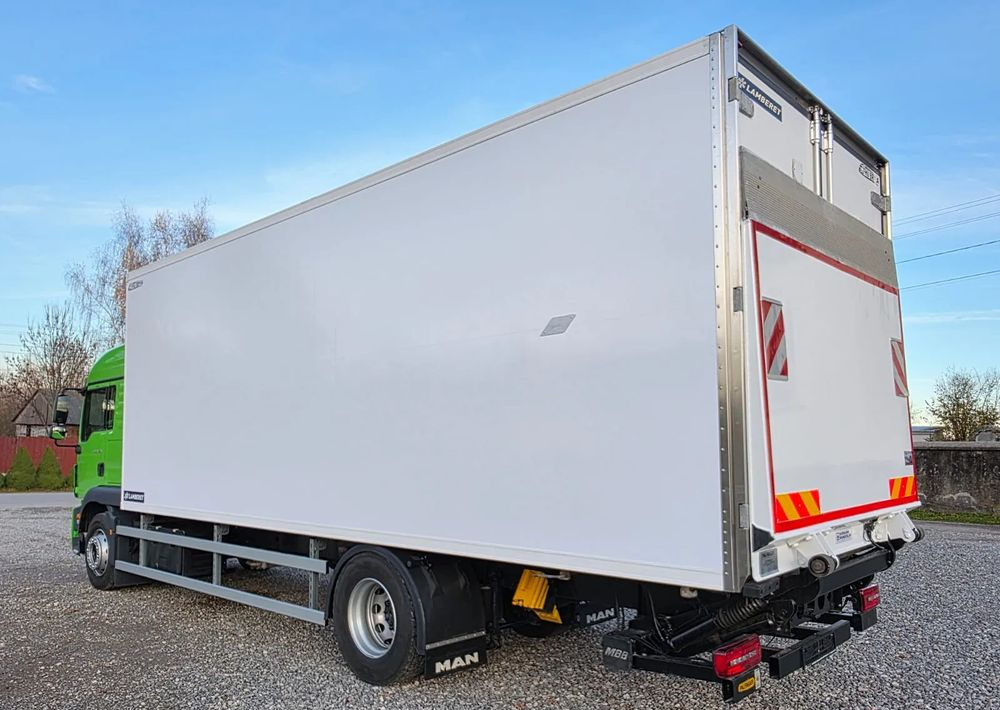 MAN TGM 18.320 / 18.290 / 15.290 / IZOTERMA / WINDA / 19PALET / E6 / 08.2018 / LIFT / SPROWADZONY / AUTOMAT / SYPIALKA / PIERWSZY WŁAŚCICIEL / BOCZNE DRZWI / STAN BARDZO DOBRY - Camion frigorifique: photos 4 MAN TGM 18.320 / 18.290 / 15.290 / IZOTERMA / WINDA / 19PALET / E6 / 08.2018 / LIFT / SPROWADZONY / AUTOMAT / SYPIALKA / PIERWSZY WŁAŚCICIEL / BOCZNE DRZWI / STAN BARDZO DOBRY - Camion frigorifique: photos 4