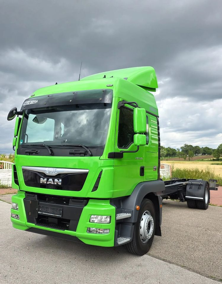 MAN TGM 18.340 / 18.290 / E6 / NISKI PRZEBIEG / 2016 / SERWISOWANY / ROZSTAW OSI 5.7M / RAMA DO ZABUDOWY / SYPIALKA / STAN BARDZO DOBRY / AUTOMAT - Camion à rideaux coulissants: photos 1 MAN TGM 18.340 / 18.290 / E6 / NISKI PRZEBIEG / 2016 / SERWISOWANY / ROZSTAW OSI 5.7M / RAMA DO ZABUDOWY / SYPIALKA / STAN BARDZO DOBRY / AUTOMAT - Camion à rideaux coulissants: photos 1