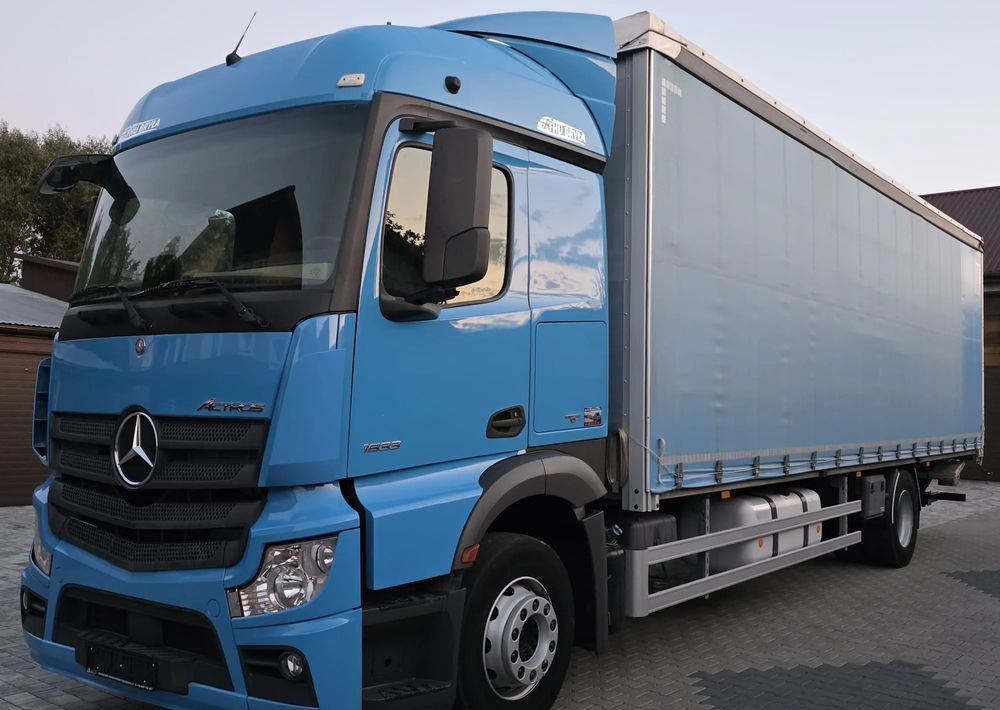 Mercedes-Benz ACTROS 1833 / FIRANKA/ WINDA / 22PALETY / 8760 ŁADOWNOŚĆ / AUTOMAT / DUŻY SILNIK / SYPIALKA / - Camion à rideaux coulissants: photos 1 Mercedes-Benz ACTROS 1833 / FIRANKA/ WINDA / 22PALETY / 8760 ŁADOWNOŚĆ / AUTOMAT / DUŻY SILNIK / SYPIALKA / - Camion à rideaux coulissants: photos 1