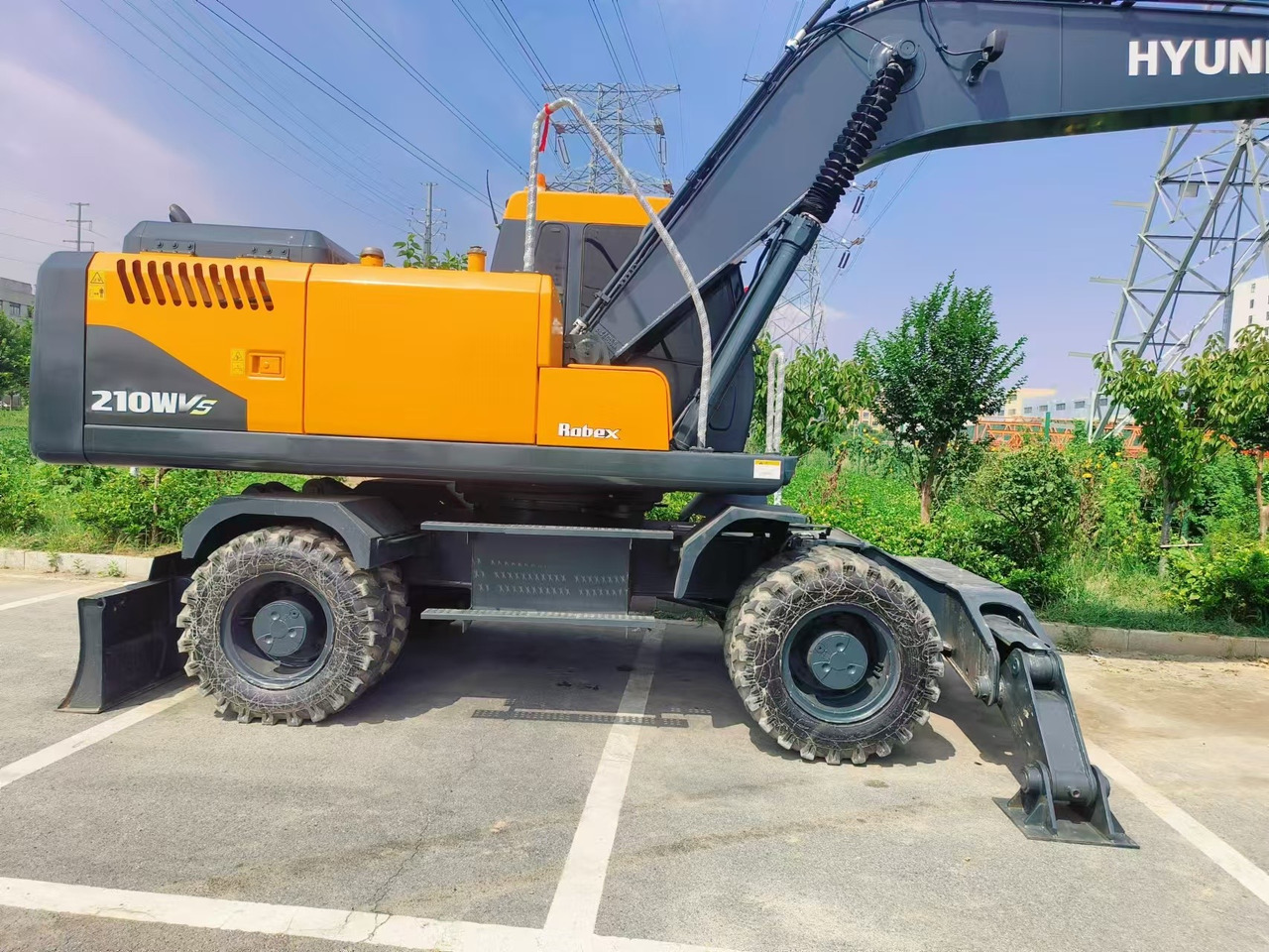 Hyundai Korea imports Hyundai 210 Wheel excavator - Pelle sur pneus: photos 3 Hyundai Korea imports Hyundai 210 Wheel excavator - Pelle sur pneus: photos 3