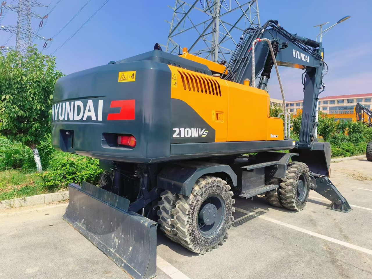 Hyundai Korea imports Hyundai 210 Wheel excavator - Pelle sur pneus: photos 2 Hyundai Korea imports Hyundai 210 Wheel excavator - Pelle sur pneus: photos 2