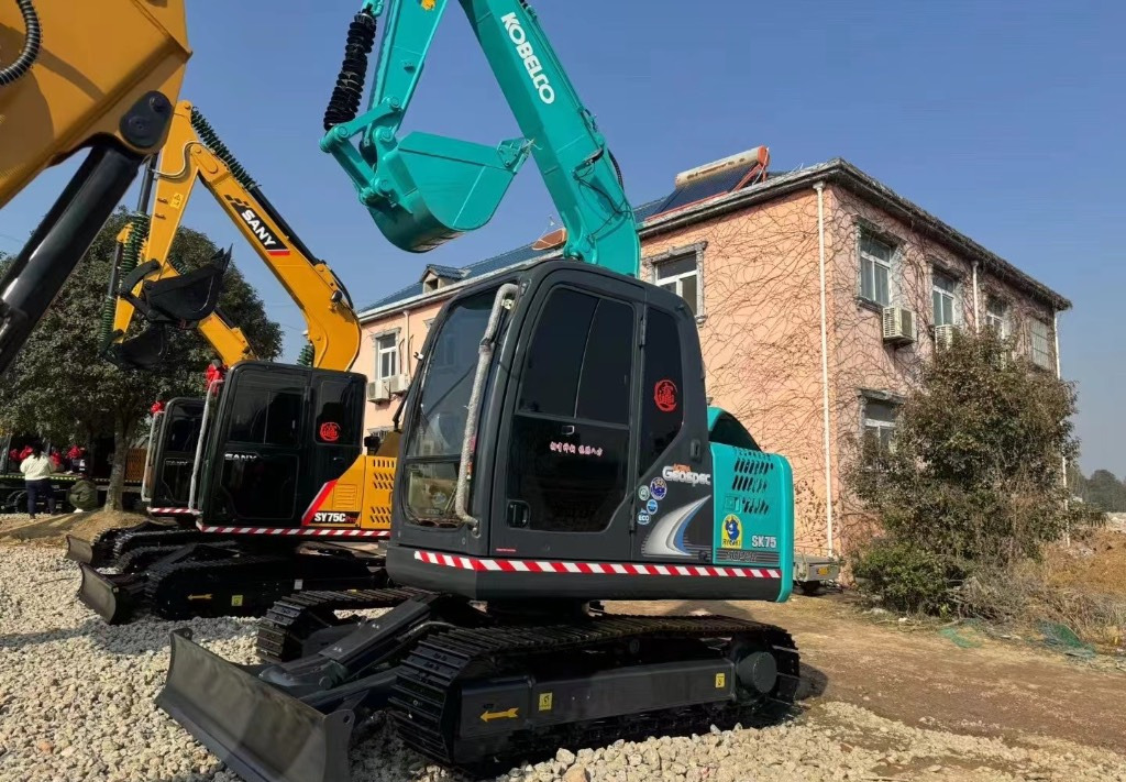 Kobelco SK 75 KOBELCO SK75-8 - Mini pelle: photos 1 Kobelco SK 75 KOBELCO SK75-8 - Mini pelle: photos 1