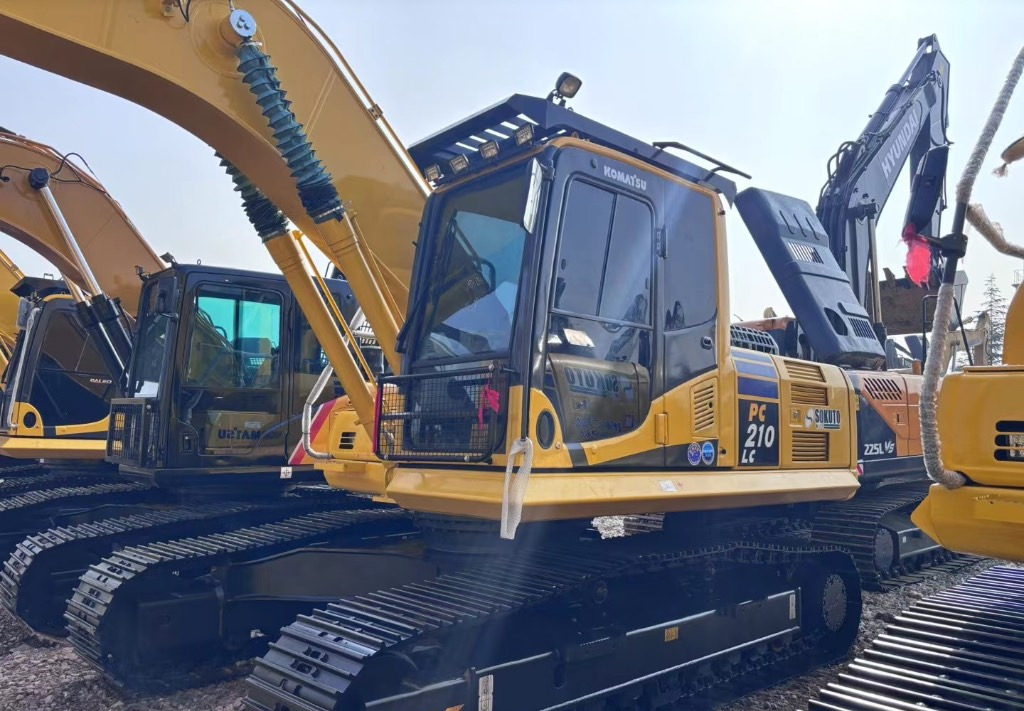Komatsu PC 210 LC-8 - Pelle sur chenille: photos 1 Komatsu PC 210 LC-8 - Pelle sur chenille: photos 1