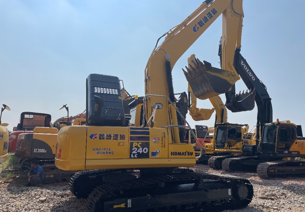 Komatsu PC 240 PC220 PC240-8 - Pelle sur chenille: photos 1 Komatsu PC 240 PC220 PC240-8 - Pelle sur chenille: photos 1