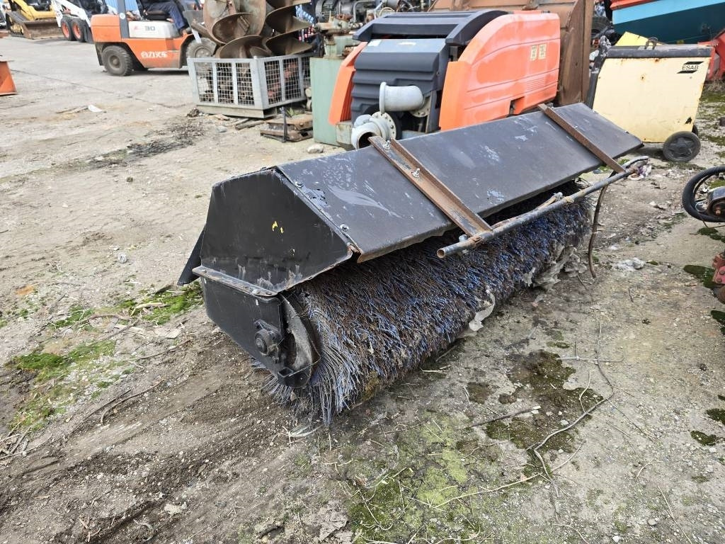 Bobcat Bobcat - Brosse: photos 1 Bobcat Bobcat - Brosse: photos 1