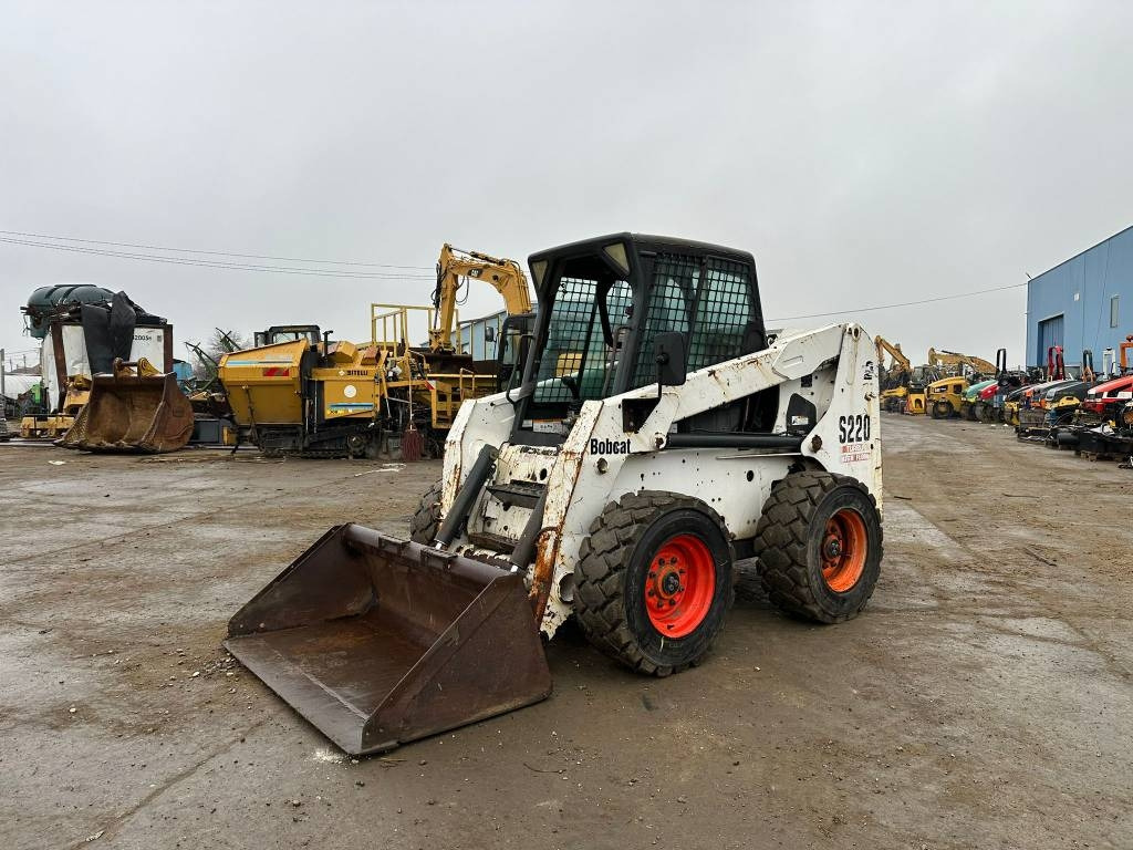 Bobcat S 220 - Mini chargeuse: photos 1 Bobcat S 220 - Mini chargeuse: photos 1