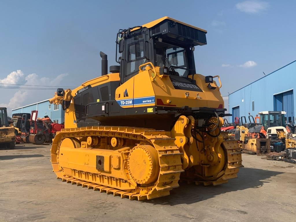 Dressta TD25M - Bulldozer: photos 4 Dressta TD25M - Bulldozer: photos 4